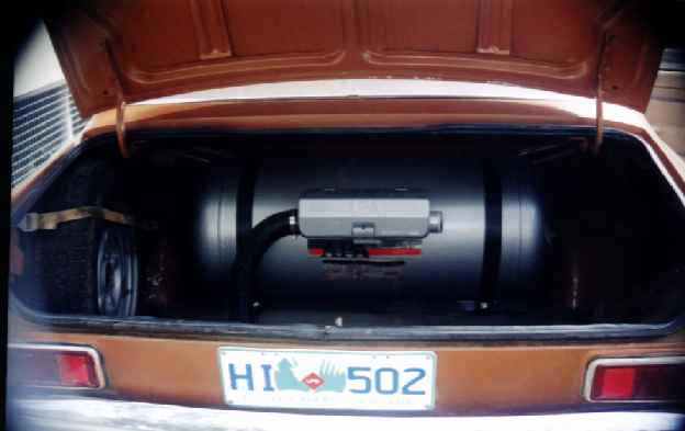 Gas tank in boot